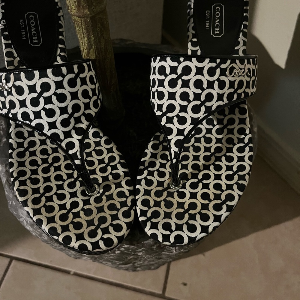 Women’s shoes size 8. Black/white